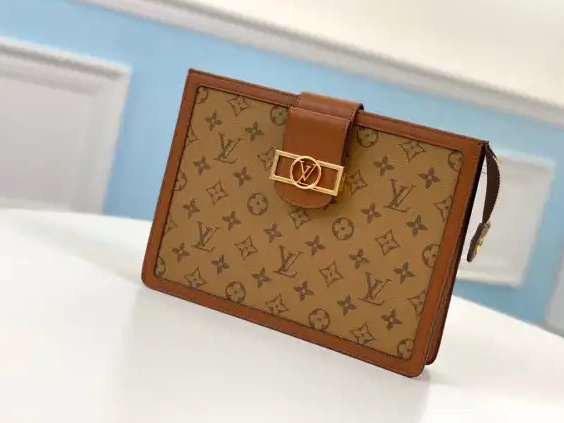 VUITTON CHANELUTCH LOUIS 0313